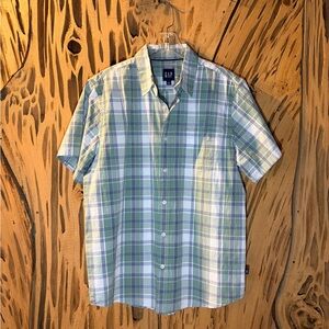 GAP Men's Short Sleeve Green Plaid Button-Up Shirt. Size: L